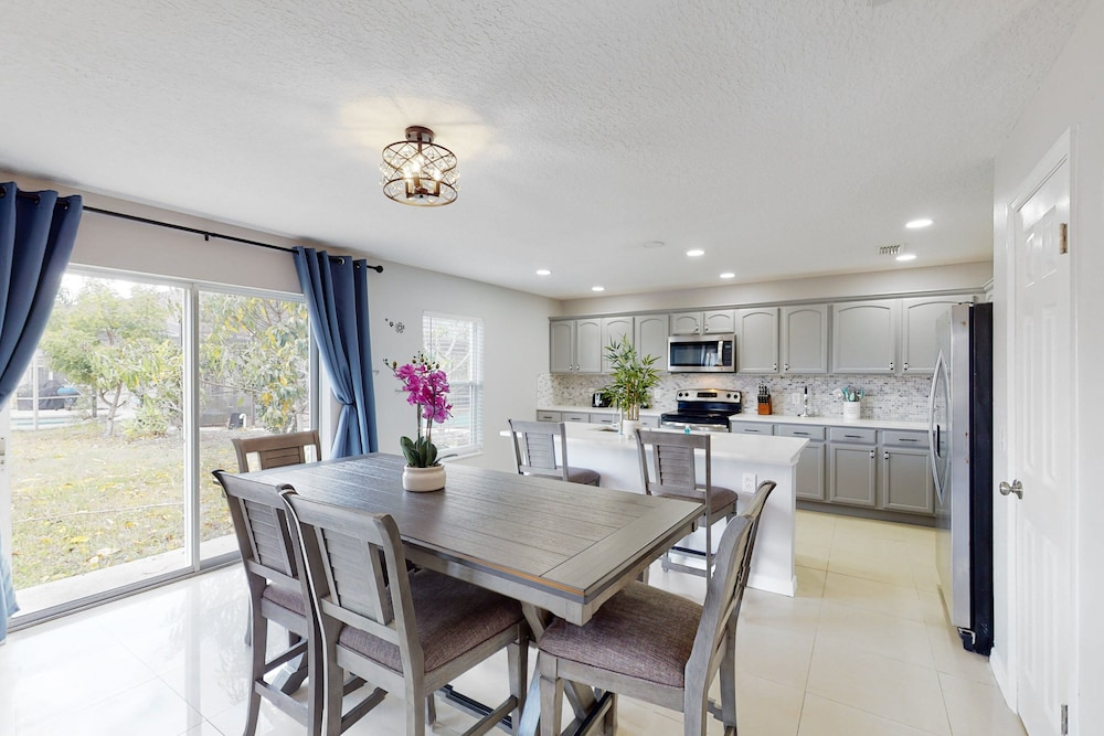 Dog-friendly Home With Lake Views, Ping-pong, air Hockey, Streaming, W/d, & AC