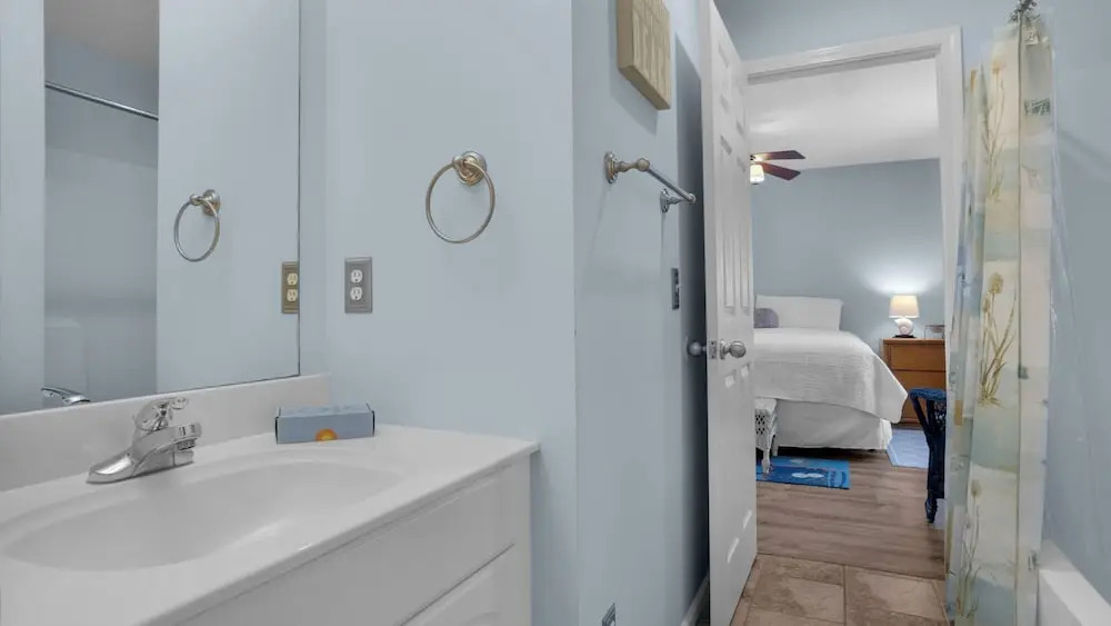 Pet Friendly Beach Home; 2 Minutes to Beach & Eastern Lake