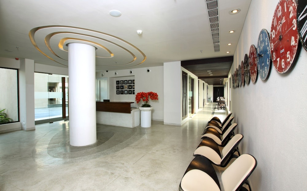Summit Montana Suites & Spa at Mall