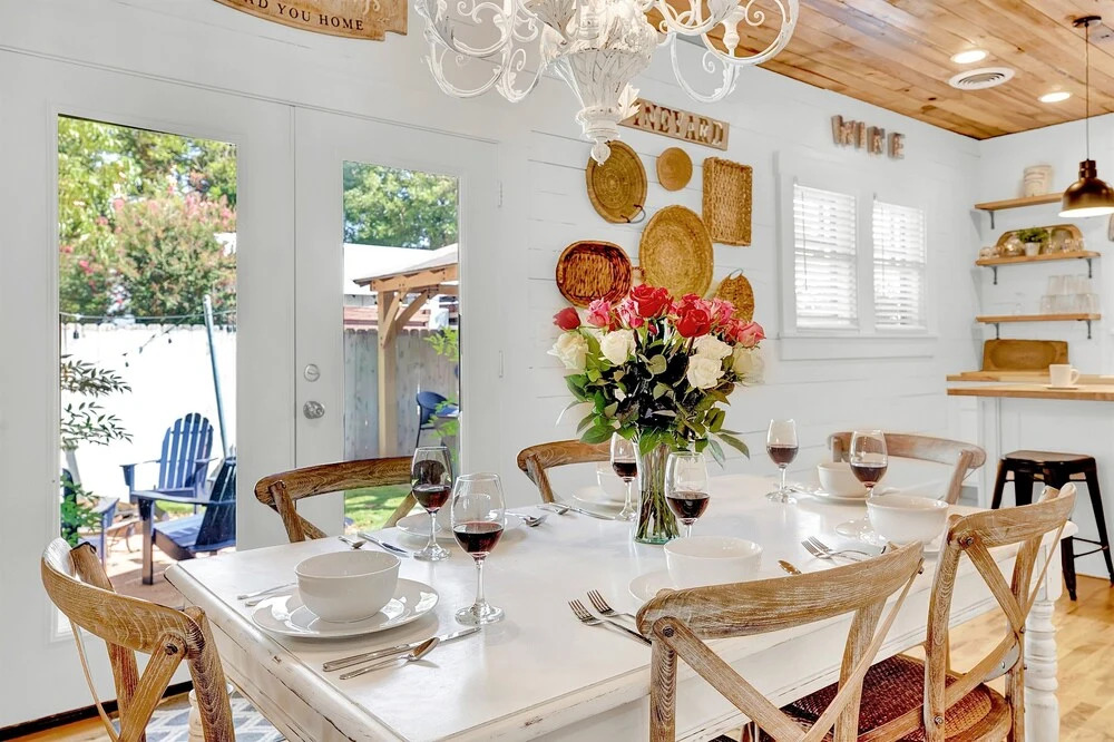 Luxurious Home Near Main With Fire pit and Outdoor Bar