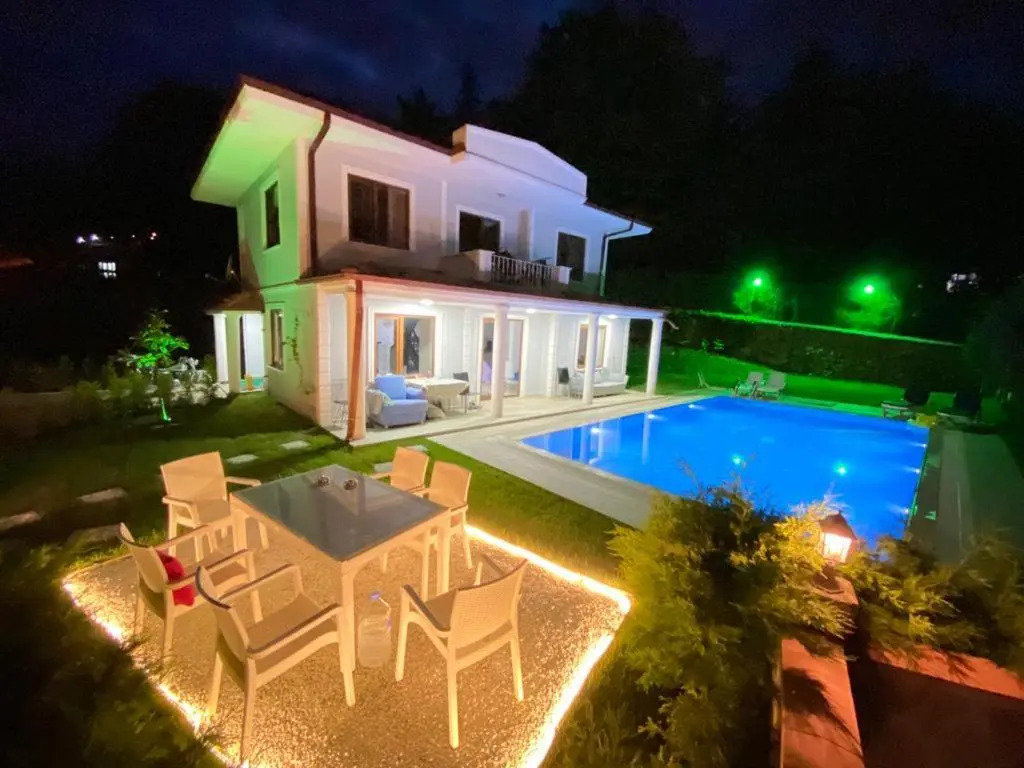 Sapancada Göl Manzarali Özel Havuzlu 3+1 Vi̇lla