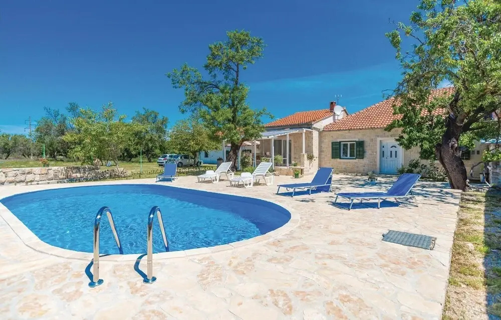 Awesome Home in Podlug With 4 Bedrooms, Wifi and Outdoor Swimming Pool