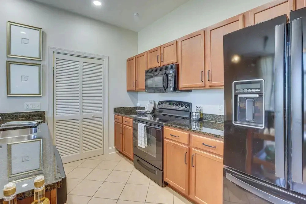Walk to UA Campus: Apt w/ Secure Parking
