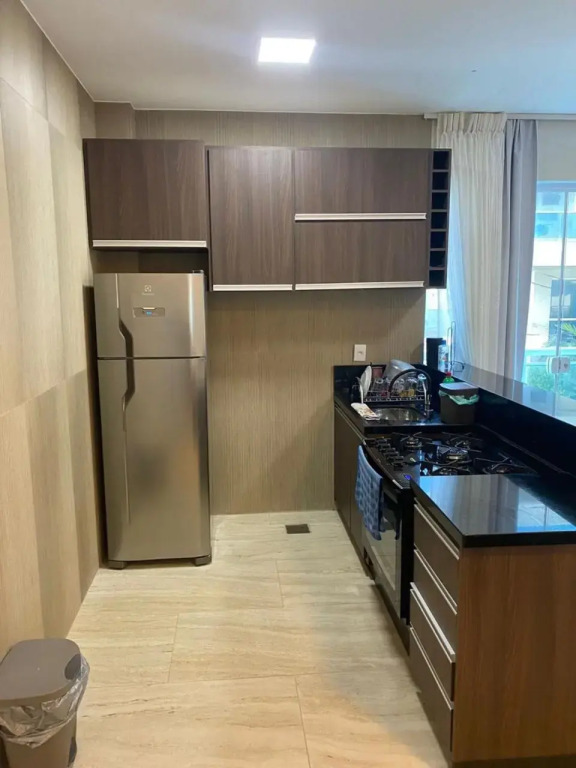 Apto 2 quartos com AR Cond, prédio frente p/ praia