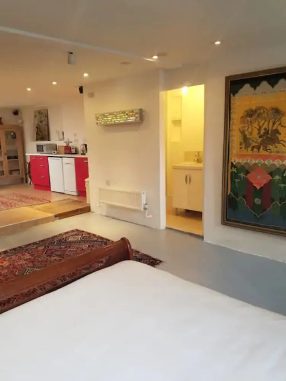 Spacious Studio Apartment in Brighton