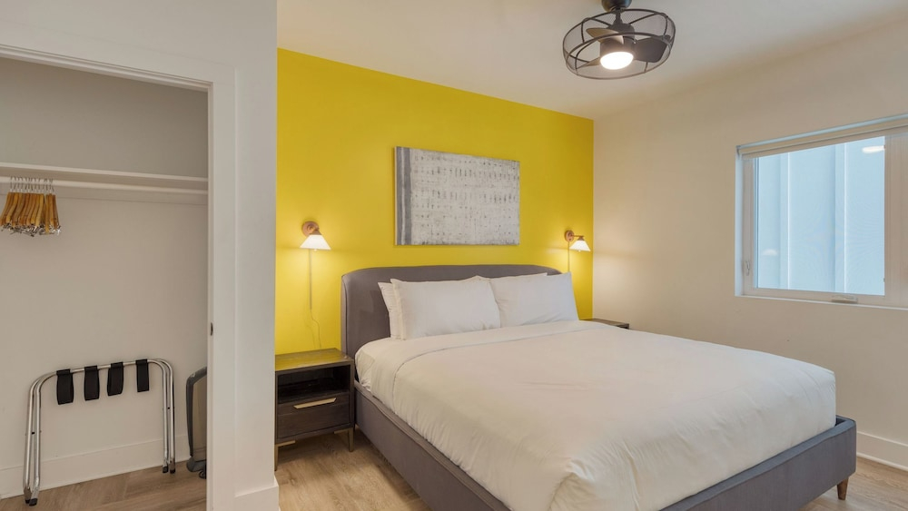 The Carter Buyout - 2 Units by Avantstay Group Stays