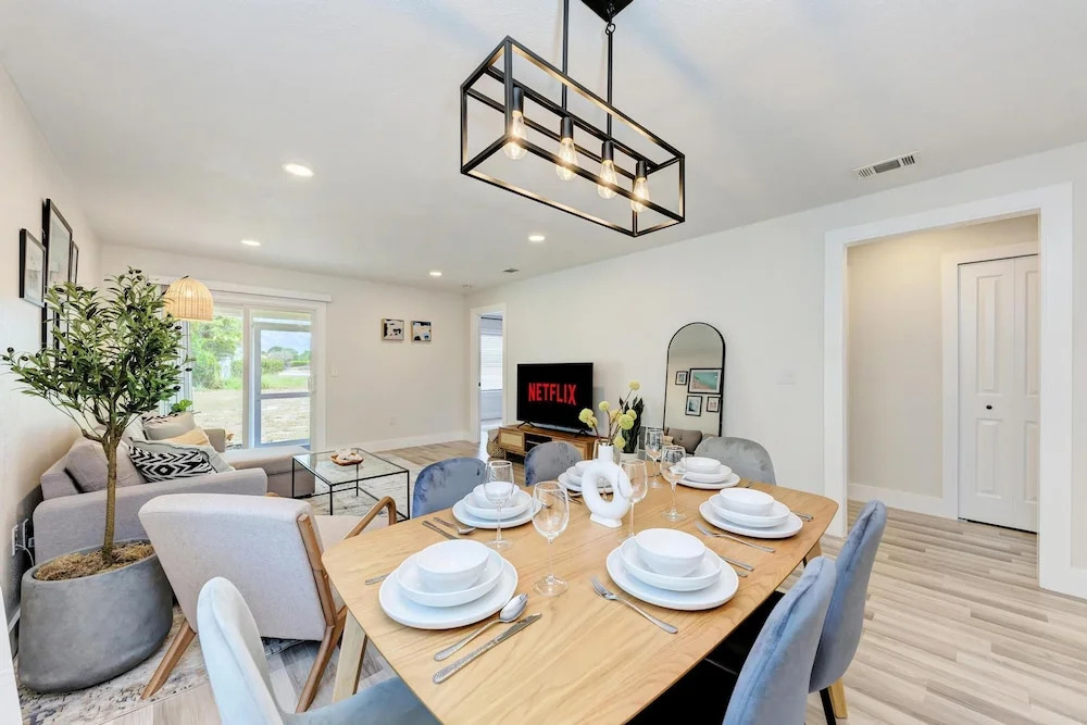 Charming Florida Beach Home w King Bed Patio
