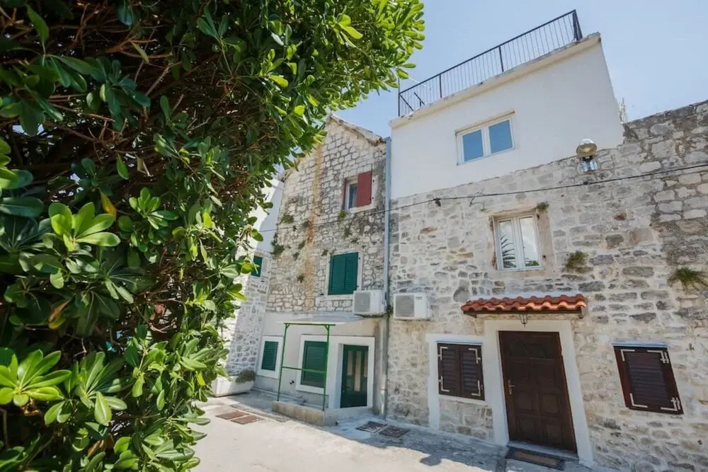 Lovely 1-bed Apartment With Patio in Kastel Stari