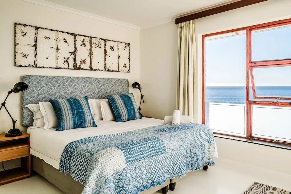 Luxurious Camps Bay Retreat w Sea Views Rock Residence