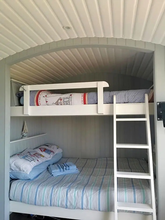 Allibella Shepherds Hut, Amazing Seaview, Private garden, Pet Friendly