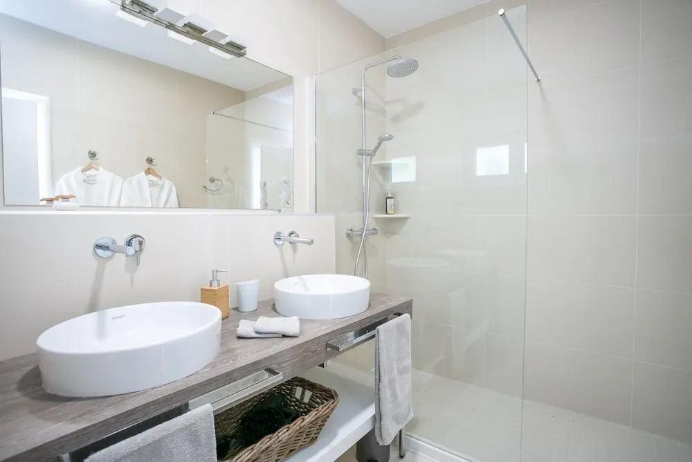 Stunning Villa Avalon for 9 Pool 2 Mins to Beach