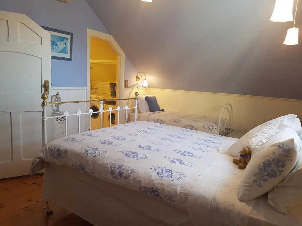 Water Bay Villa Bed and Breakfast