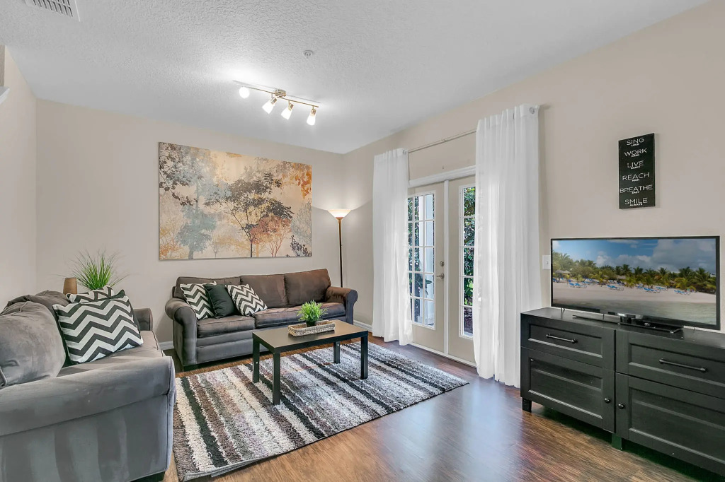 4 Bd 3 Ba Lucaya Village 14-101