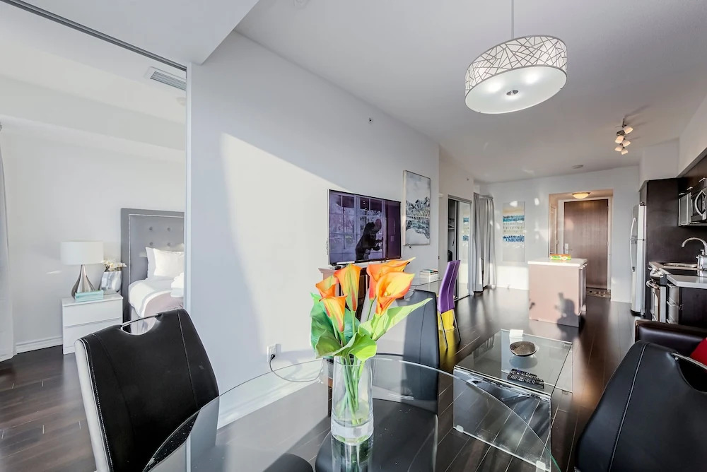 Atlas Suites - Bay & College