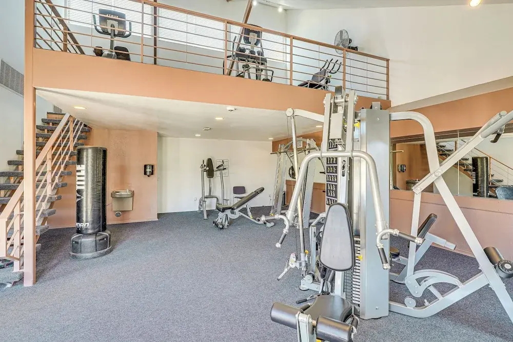 2 Mi to Tucson Mall: Condo w/ Pool & Hot Tub!