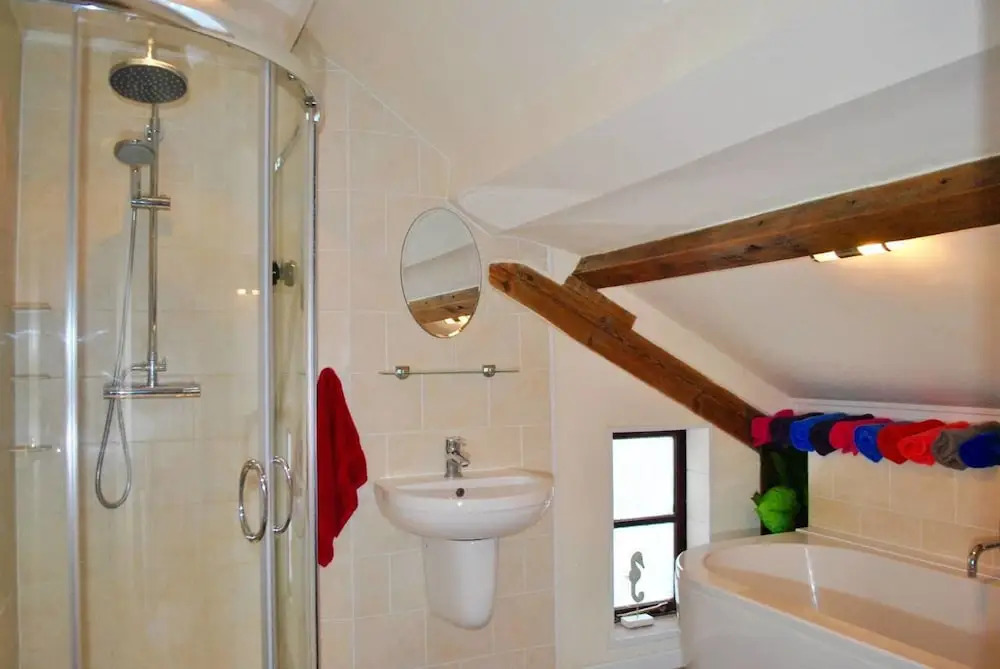 Squirrel Barn. Hi-spec. Hot tub & Wifi. Sleeps 14