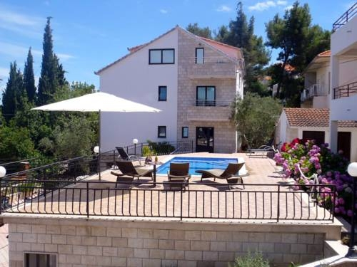 Maca Apartments & Suites with Heated pool near beach 50m