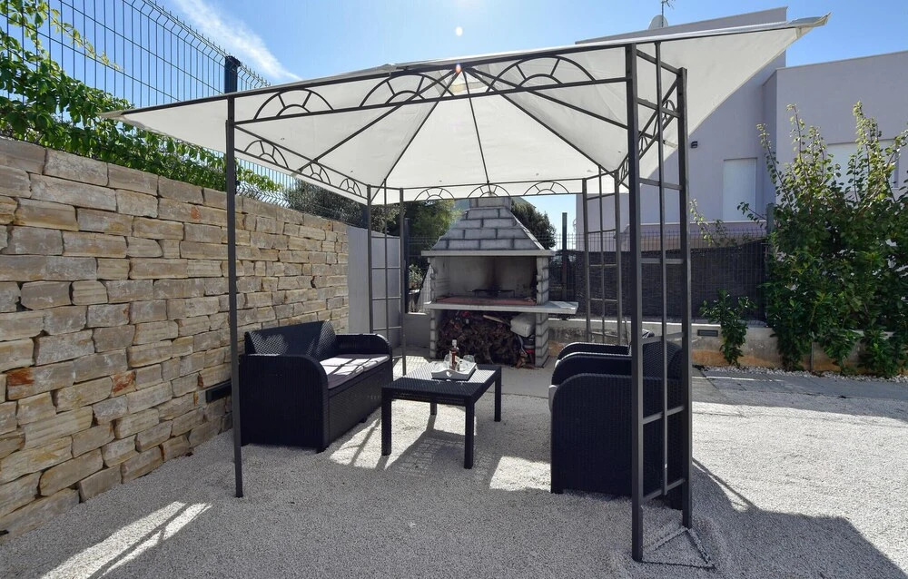 Ten-Bedroom Holiday Home In Razanj