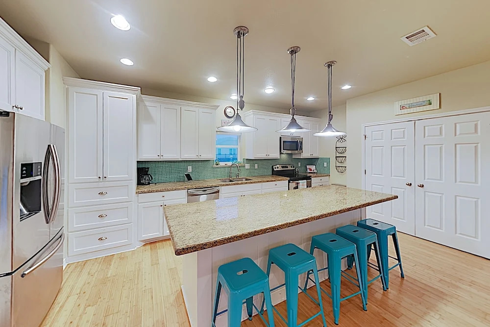 Spacious Gulf-side - Steps To Beach 4 Bedroom Home