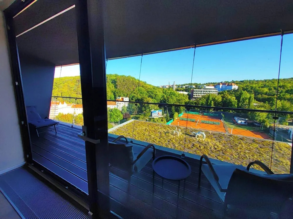 Free Parking Modern Smichov Apt Large Balcony, 10 Minutes Metro to Central