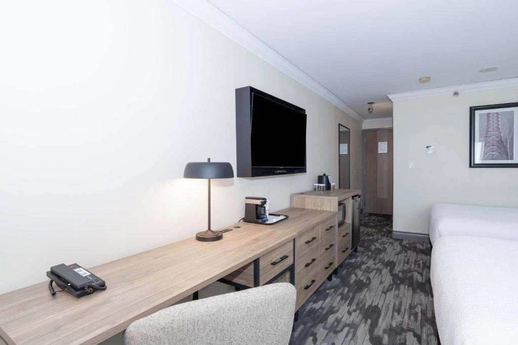 Sandman Signature Toronto Airport Hotel