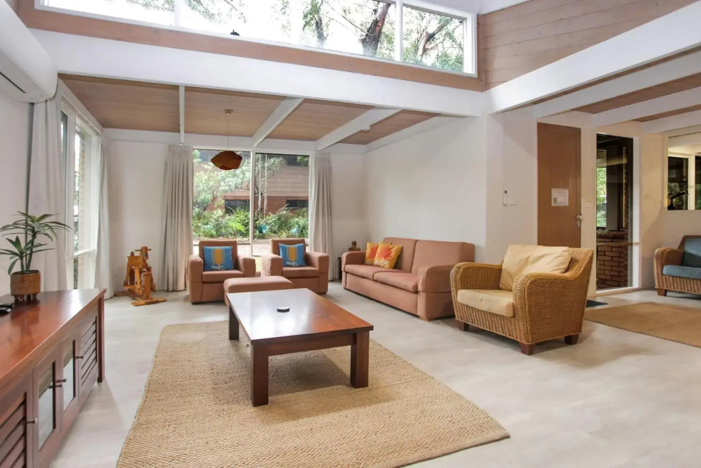 Large 4 Bedroom Home - Pet Friendly