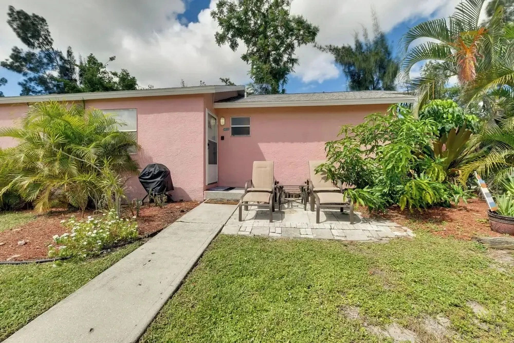 Couples Getaway Near Historic Downtown Venice
