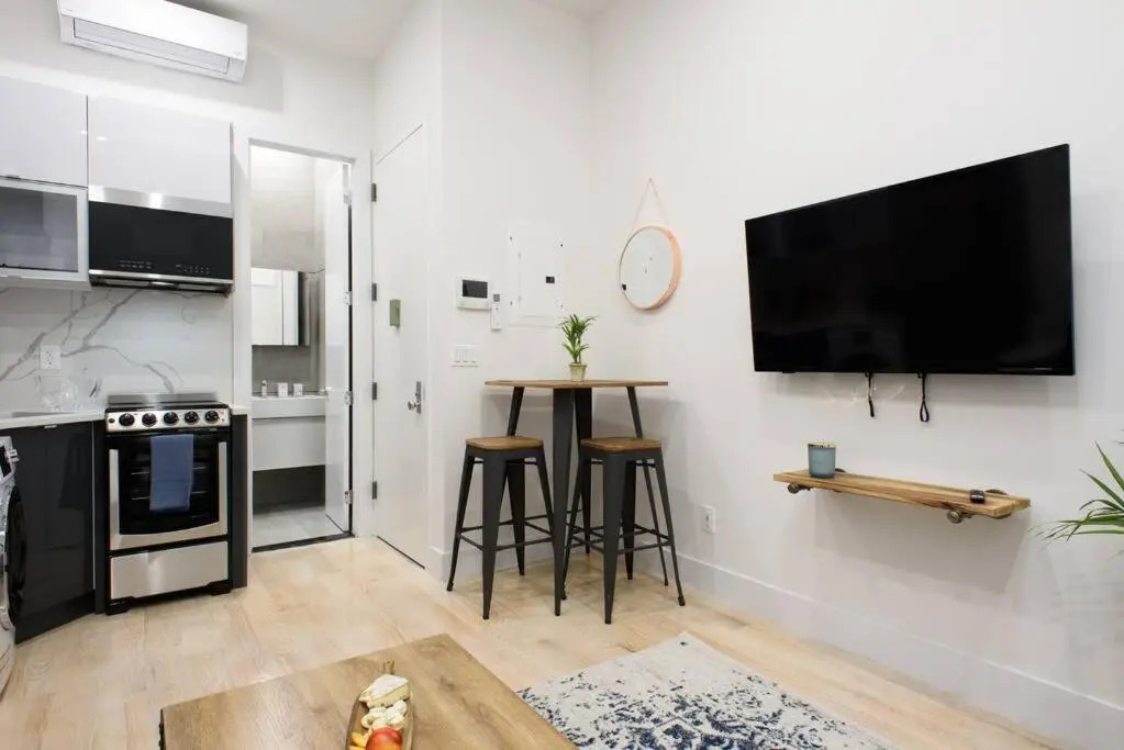 78-4D  Quality 1br W D Skylight By Central Park