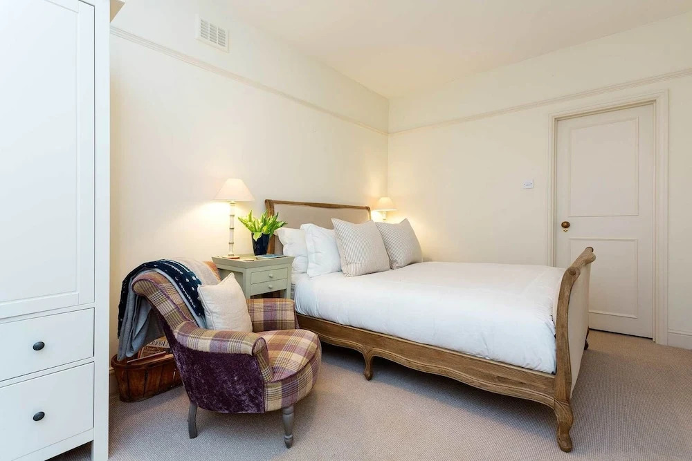 Elegant Two-bedroom Flat in Evelyn Gardens