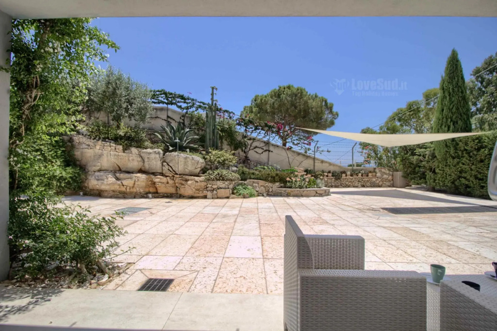 Apt B - Beach View Villa Controvento