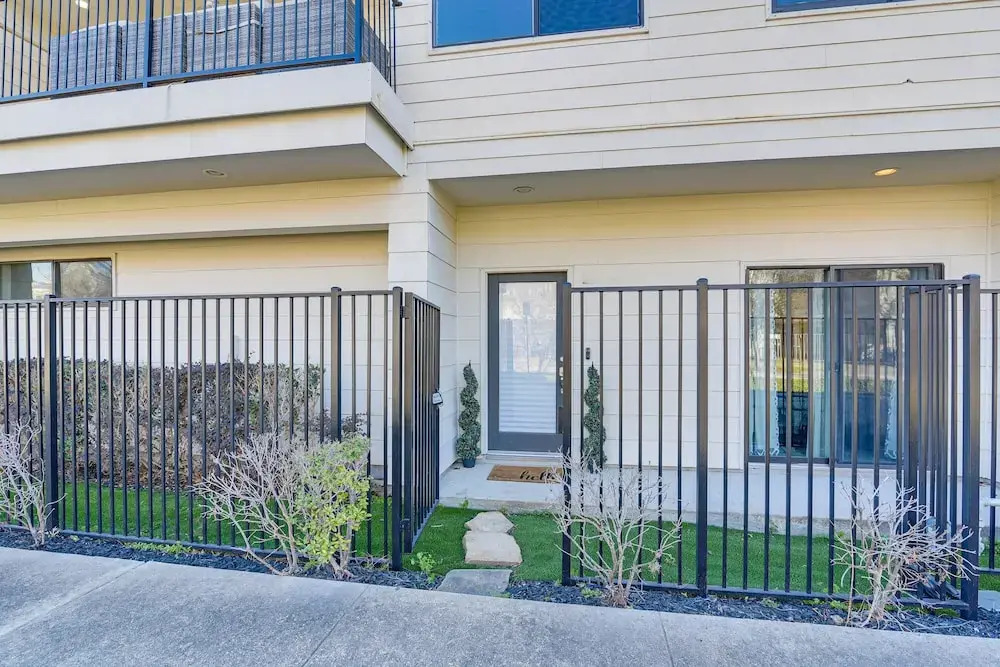 Pet-friendly Houston Townhome: 2 Mi to Downtown