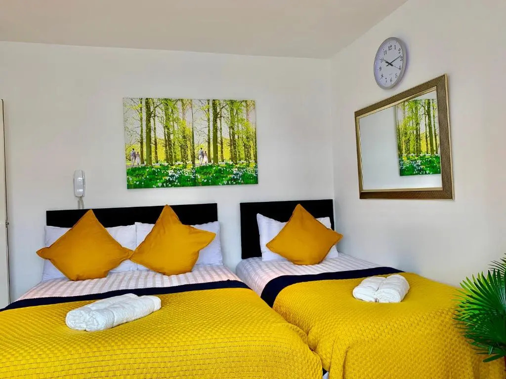 2 Bedroom 2 Bathroom Ground Floor Apartment in Newbury Park Ilford with Garden Parking and Fast WiFi