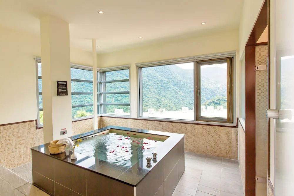 Four Season Beauty Hotel