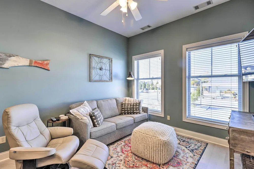 Dtwn Ludington Condo: Balcony, Walk To Beach!