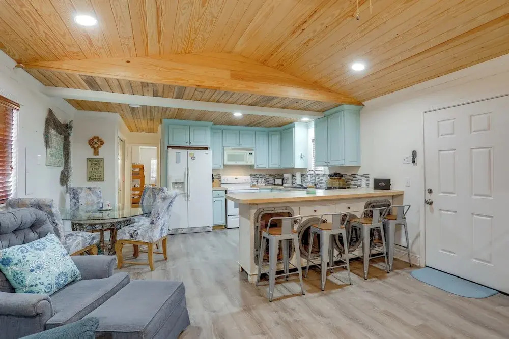 1 Mi to Festivals! Grand Isle Getaway w/ Deck
