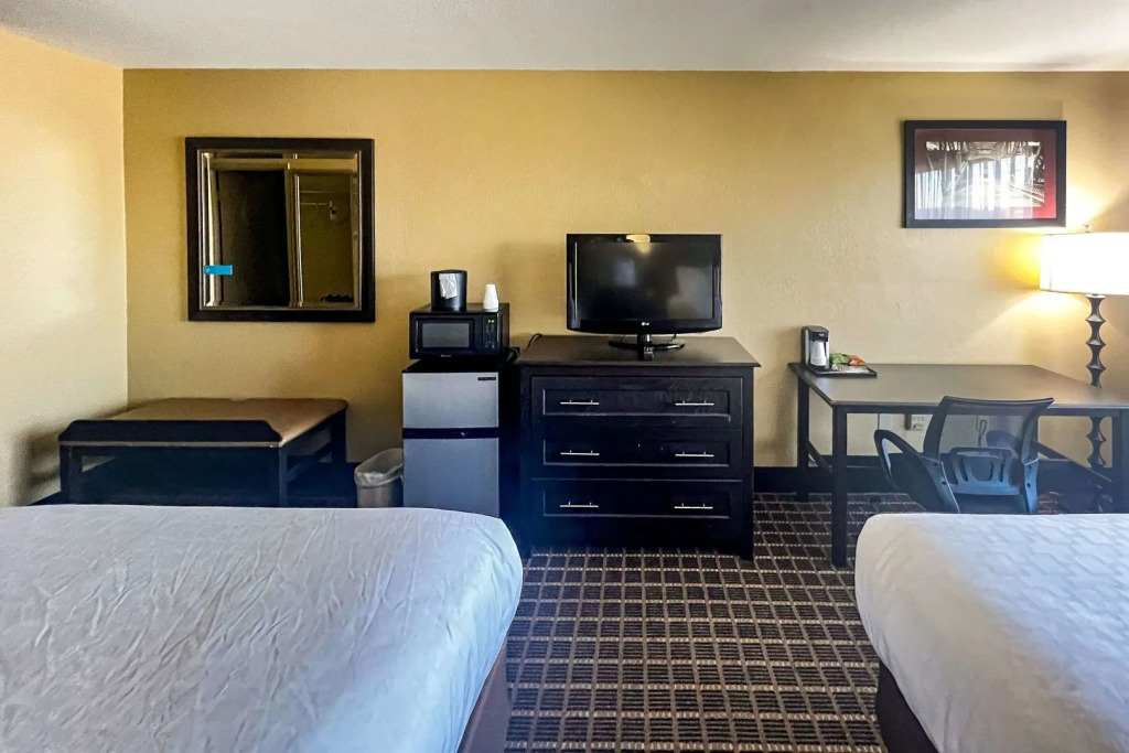 Days Inn & Suites by Wyndham Norton Shores Muskegon