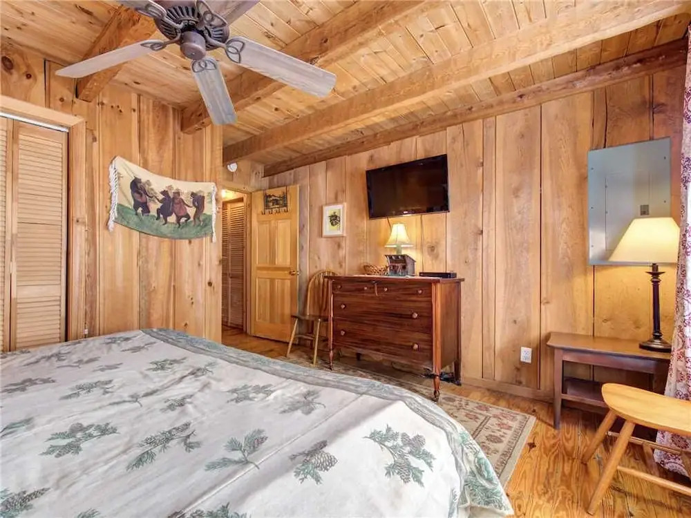 Bear Cave Haus  2 Bedroom Home with Hot Tub