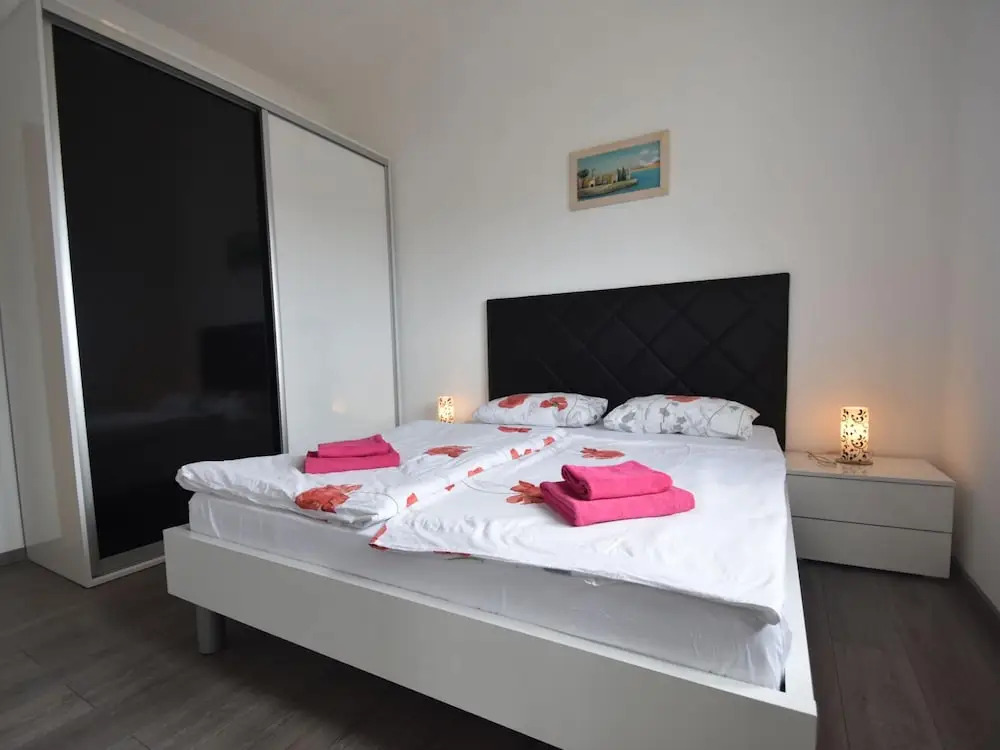Nice Apartment With Shared Swimming Pool Near the Beach and Trogir