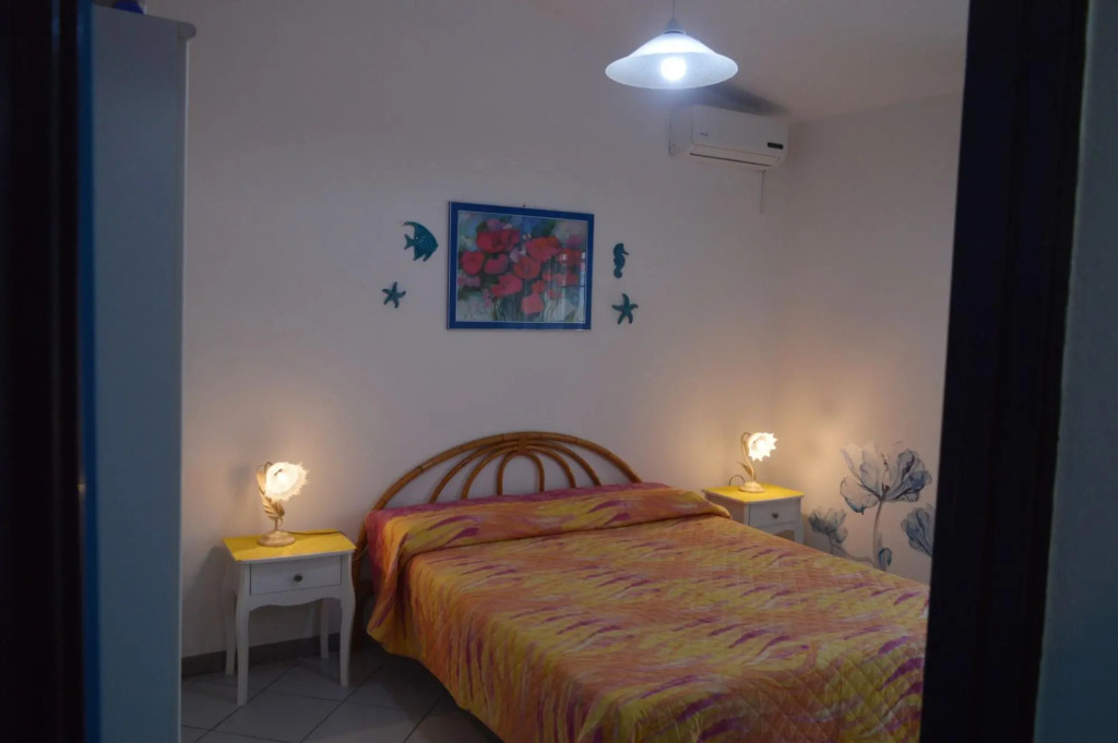 Holiday apartment in a small condominium 300 meters from the sea shore with sea view from the bedroo-Appartamento dei Gabbiani