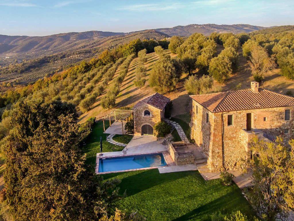 Luxury villa with private swimming pool, sauna and emotional shower, near lake