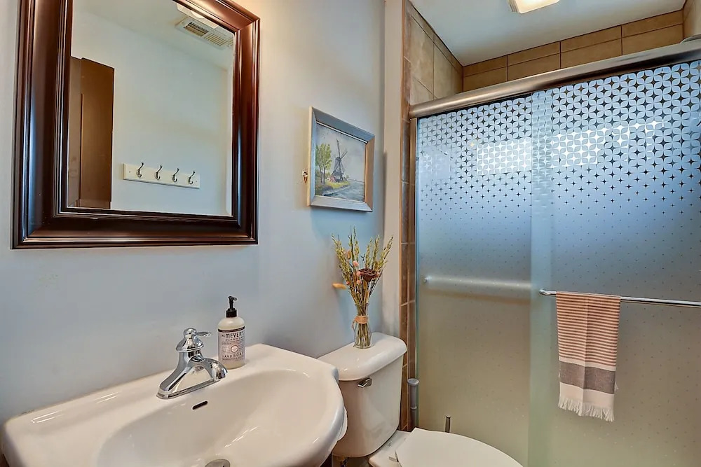 Spacious 4BR House Near Prime Downtown!