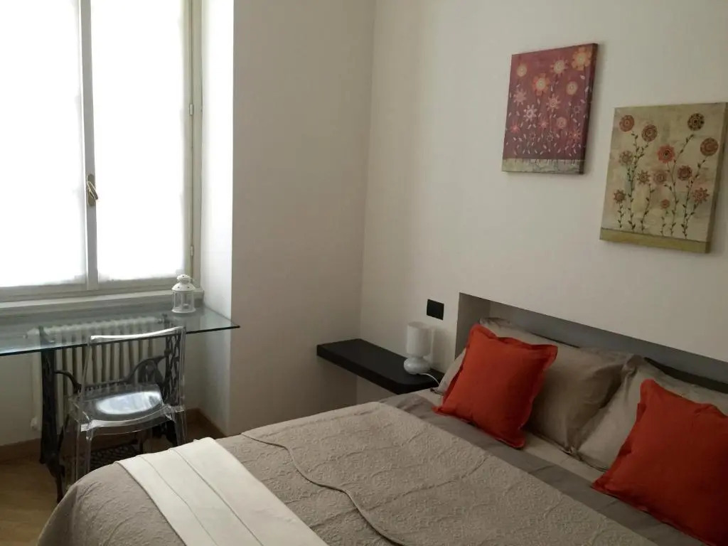 CHARMING COMO - Apartment downtown in the pedestrian area with 2 double bedrooms and 2 complete bathrooms a spacious living room and full equipped kitchen
