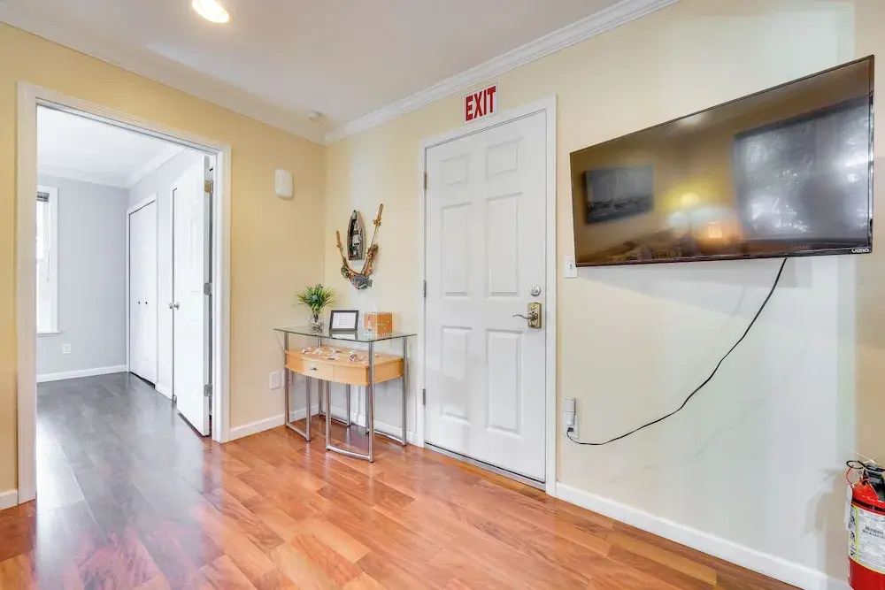 Pet-friendly Dtwn Stay: Steps to Nights of Lights