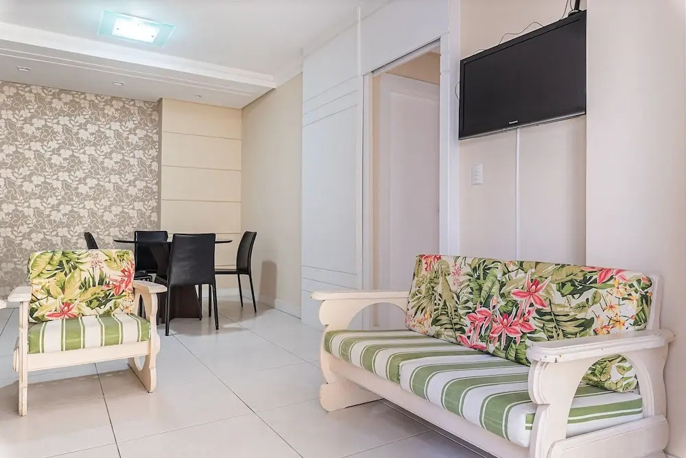 Sea View apt 130m From the Beach in BC Erg605