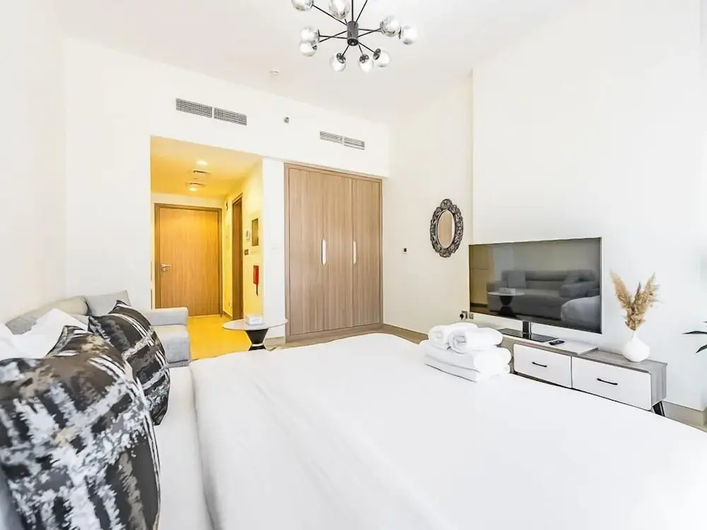 Relaxing Studio Retreat in Vibrant Meydan City,
