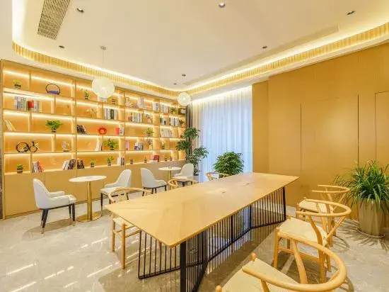 Zhihui Orange Hotel (Hengdian Film and Television City Wansheng Pedestrian Street)