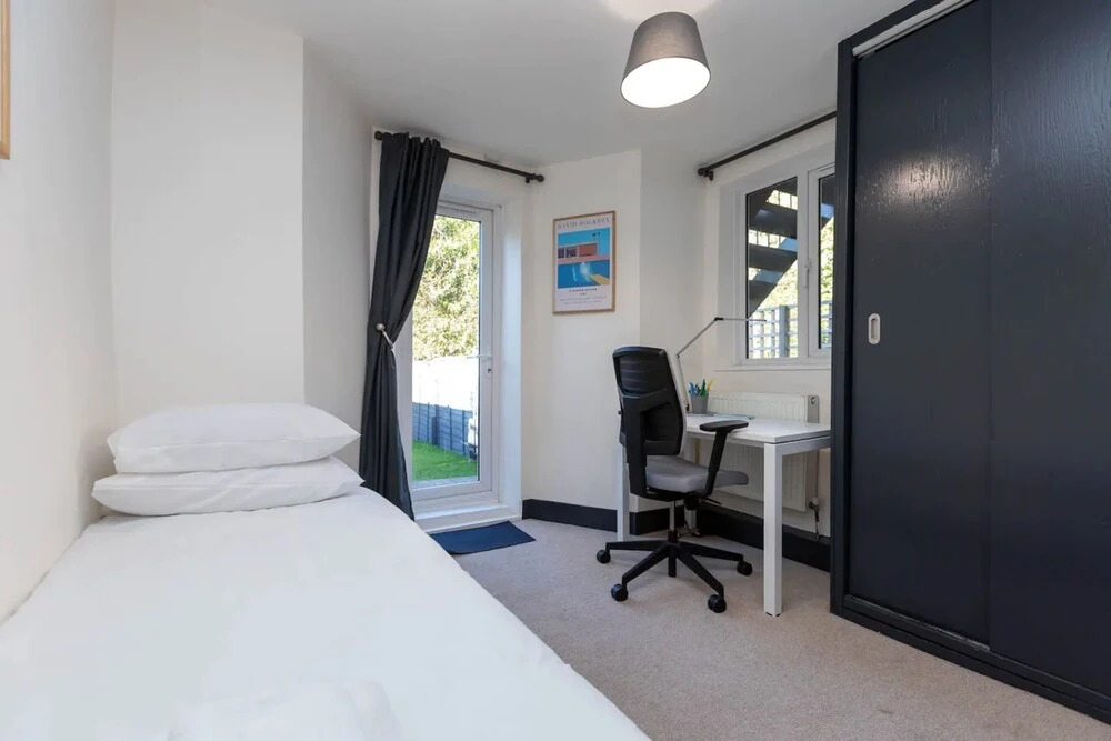 Stylish 2 Bedroom Flat With Large Private Garden