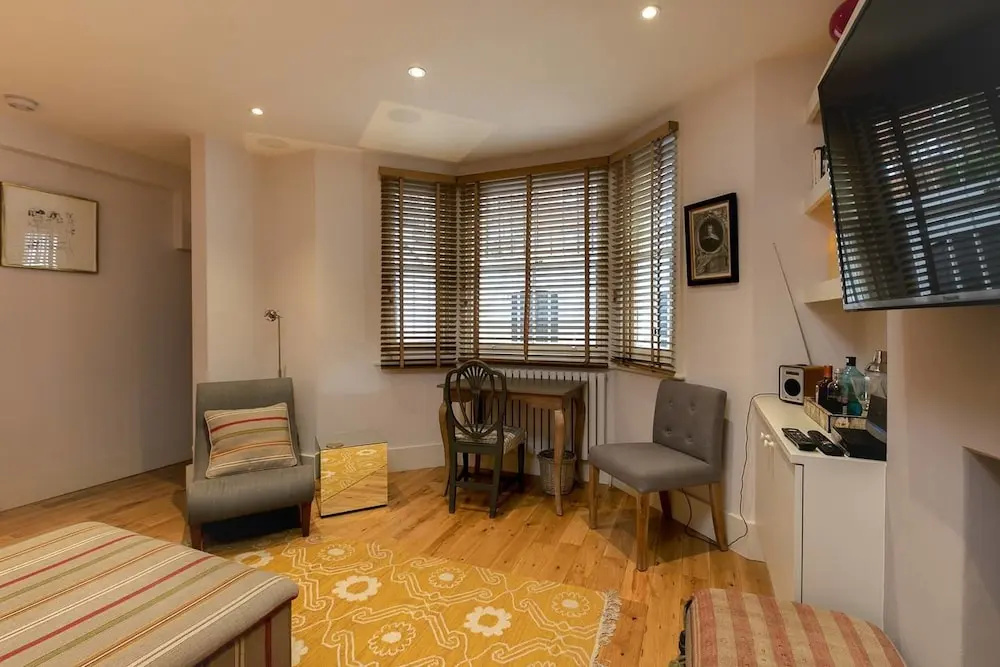 Beautiful 1BR Home in Chelsea - 3 Guests!