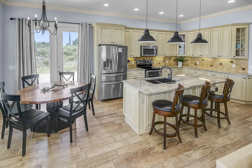 5 Bed, 5 Bath Beach Home/Only a 3 Minute Walk To The Beach! SLEEPS 12