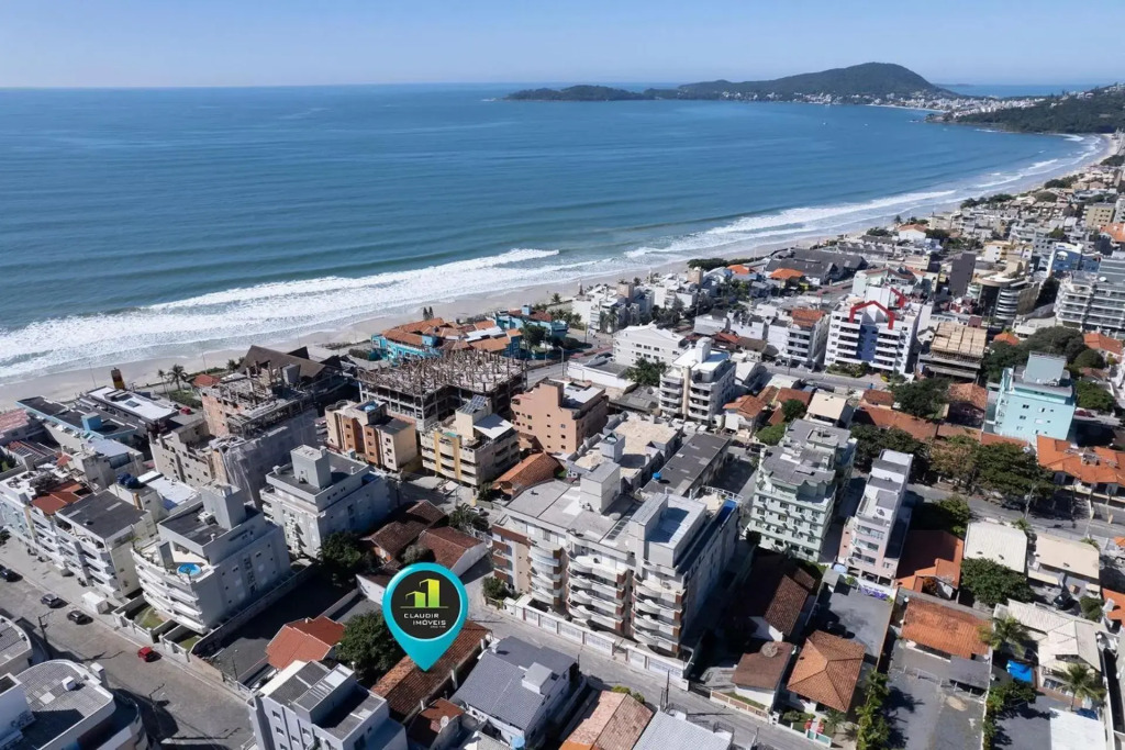 096C - Lindo sobrado 02 dormitórios para até 06 pessoas à poucos metros do Mar em Bombinhas